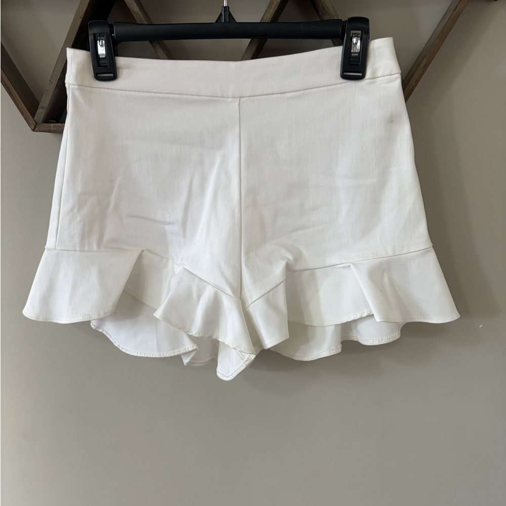 Zara Women’s White Trafaluc Collection Ruffle Hem Shorts. Size medium.